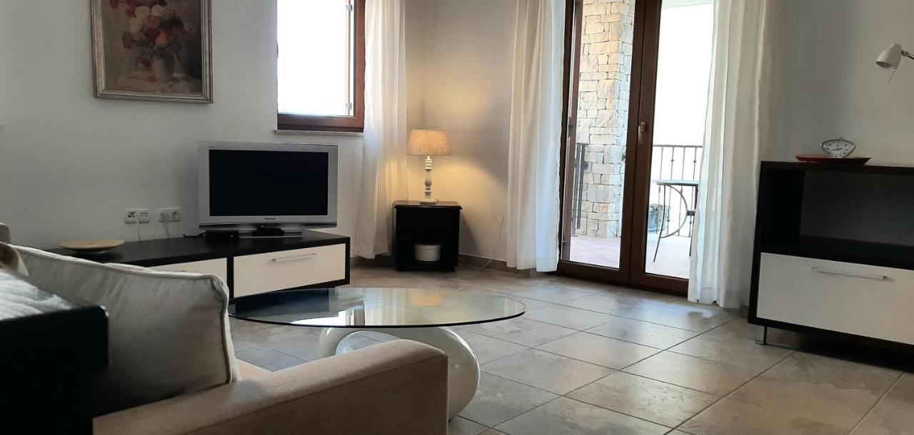 Helle Ferienwohnung mit Privatpool und gemütlicher Grillecke Ližnjan Exterior foto