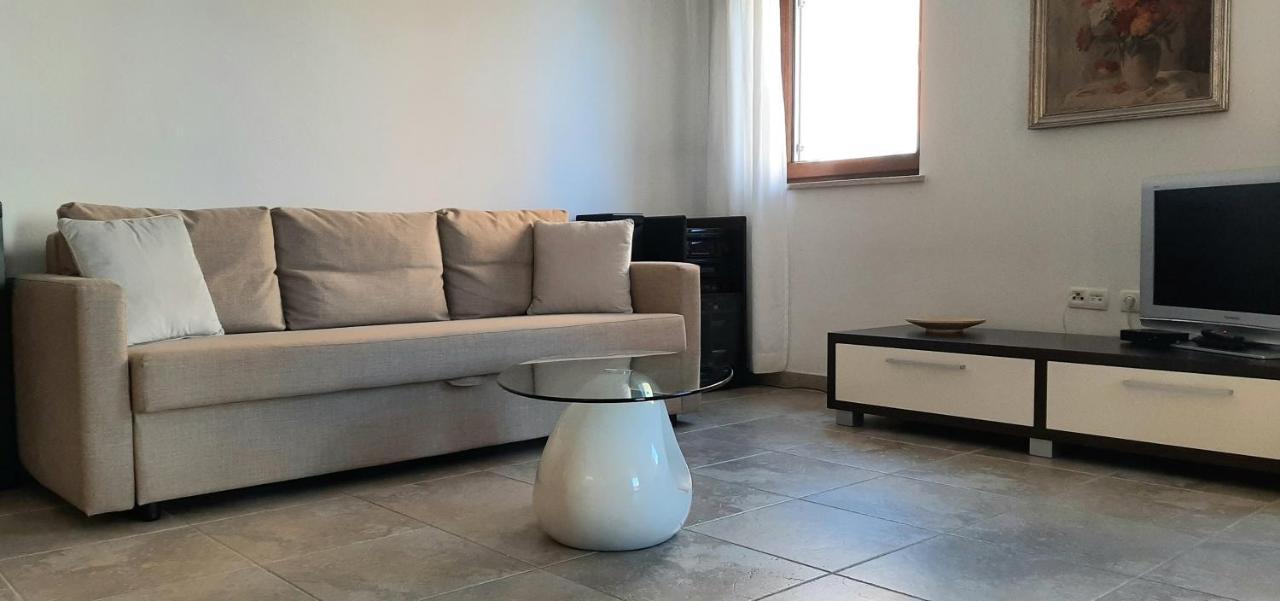 Helle Ferienwohnung mit Privatpool und gemütlicher Grillecke Ližnjan Exterior foto