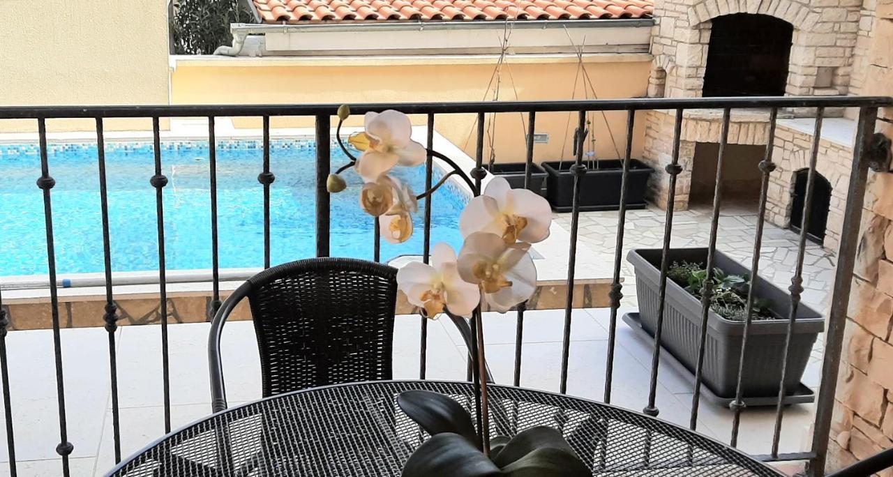 Helle Ferienwohnung mit Privatpool und gemütlicher Grillecke Ližnjan Exterior foto
